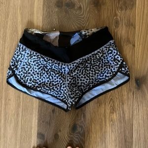 Lululemon speed short size 6 blue dotted good condition